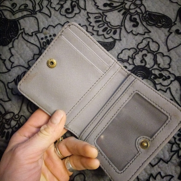 Fossil leather snap button closure bifold wallet - Picture 2 of 3